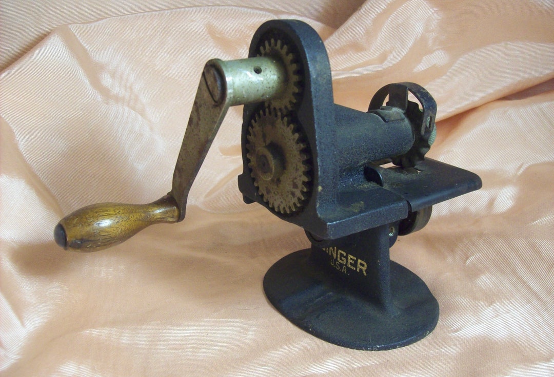 Vintage Singer Sewing Machine USA Hand Crank Pinker/pinking Machine