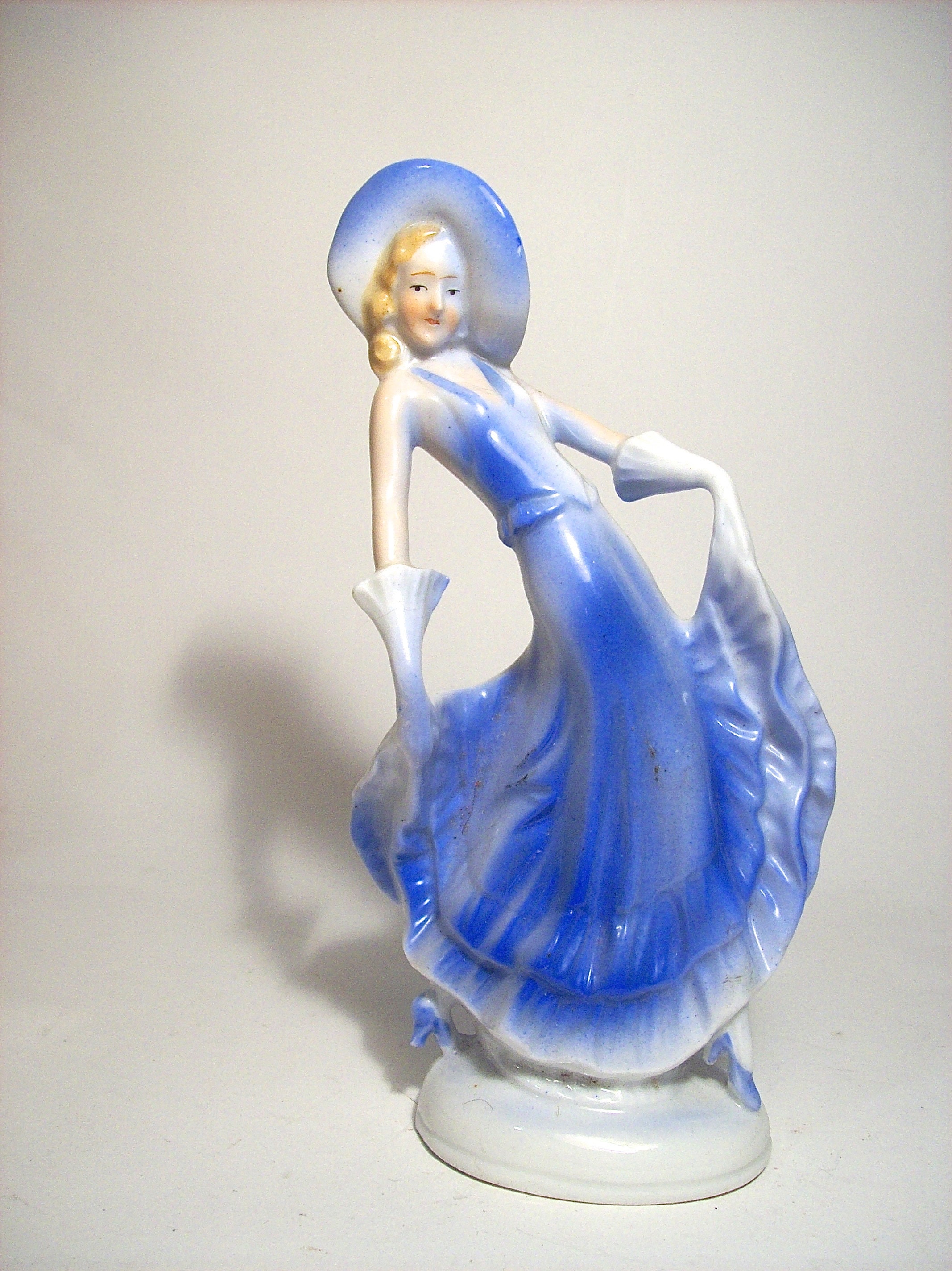 DAINTY DANCER Vintage figurine sculpture elegant woman Figurines Art