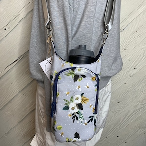 Water bottle bag with flowers, adjustable crossbody bag, gift for hiker, walking bag