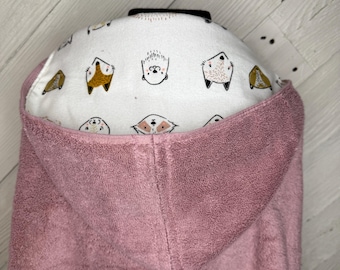 森の動物の顔が描かれた子供用フード付きタオルまたはフード付きポンチョタオル、パーソナライズされたビーチタオル、子供用バスタオル、子供用プールラップ、幼児用ビーチタオル