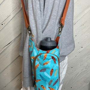 Bolsa para botella de agua con plumas, bolso bandolera ajustable, regalo para excursionista, bolso para caminar
