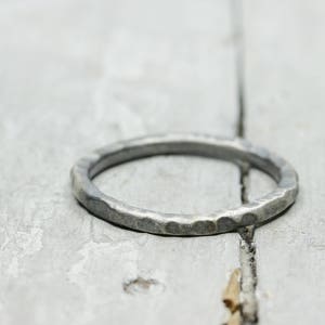 Silberring Stapelring mit Struktur No. 8, geschwärzt, antik Finish, used Look, Sammelring, 2mm, 925 Sterling Silber, organische Form Bild 5