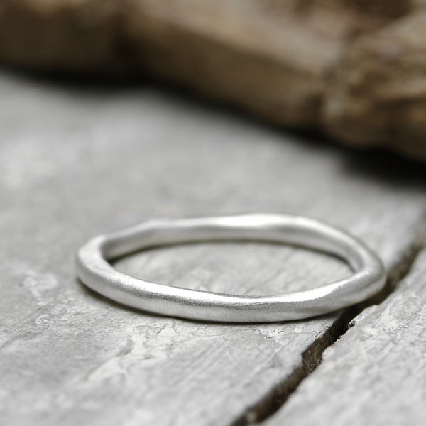 Silberring Stapelring matt gebürstet, No. 26, Sammelring, 2mm, 925 Sterling Silber, organische Form