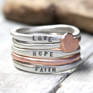 Personalisierte Stapelringe Silber & Rotgold – Faith Love Hope Ring Set – 5er Ringset mit Herz – Handgemachter Namensring – Geschenk Frau