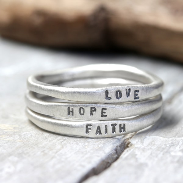 925 Silberringe Set Faith Love Hope, personalisierte Ringe mit Gravur, Stapelringe, organische Form, Geschenke für Sie