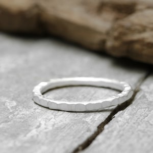 Silberring Stapelring mit Struktur, No. 7, weiß gesiedet, Sammelring, 2mm, 925 Sterling Silber, organische Form afbeelding 1