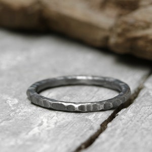 Silberring Stapelring mit Struktur No. 8, geschwärzt, antik Finish, used Look, Sammelring, 2mm, 925 Sterling Silber, organische Form Bild 1