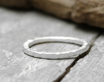 Silberring Stapelring mit Struktur, No. 7, weiß gesiedet, Sammelring, 2mm, 925 Sterling Silber, organische Form