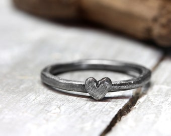 Stapelring mit kleinem Herz, No. 146, geschwärzt, Ring aus 925 Silber, organische Form, Liebe, Geschenk Valentinstag