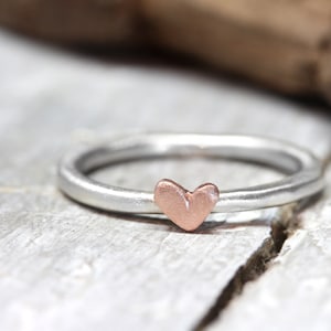 Stacking ring with small heart, no. 146, ring made of 925 silver and 333 red gold, organic shape, love, Valentine's Day gift