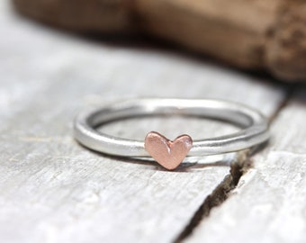 Stapelring mit kleinem Herz, No. 146, Ring aus 925 Silber und 333 Rotgold, organische Form, Liebe, Geschenk Valentinstag