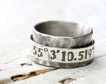 Koordinaten Drehring, 925 Silberring Spielring handgestempelt mit Koordinaten, Text, Bandring mit Schrift, Vintage Look