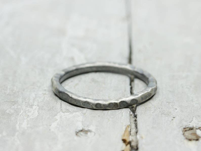 Silberring Stapelring mit Struktur No. 8, geschwärzt, antik Finish, used Look, Sammelring, 2mm, 925 Sterling Silber, organische Form Bild 5