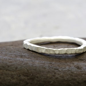 Silberring Stapelring mit Struktur, No. 7, weiß gesiedet, Sammelring, 2mm, 925 Sterling Silber, organische Form afbeelding 5