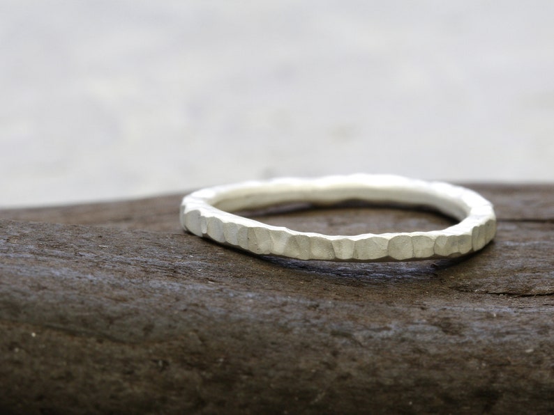 Silberring Stapelring mit Struktur, No. 7, weiß gesiedet, Sammelring, 2mm, 925 Sterling Silber, organische Form afbeelding 5