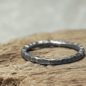 Silberring Stapelring mit Struktur No. 8, geschwärzt, antik Finish, used Look, Sammelring, 2mm, 925 Sterling Silber, organische Form Bild 4