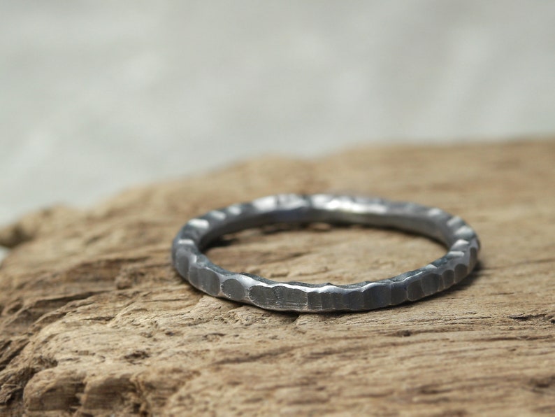 Silberring Stapelring mit Struktur No. 8, geschwärzt, antik Finish, used Look, Sammelring, 2mm, 925 Sterling Silber, organische Form Bild 4