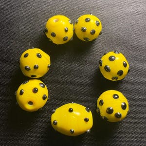 7  glass beads  - raised dots yellow black dot  10x16mm (E452)