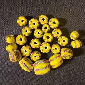 25 Chevron glass beads - Yellow -5-12mm Handmade Fancy Rare (E1037)