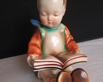 hummel boy reading newspaper