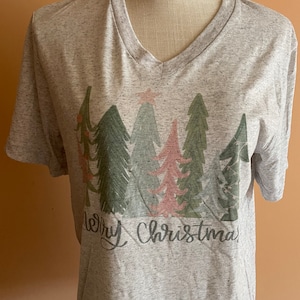Classic women’s v-neck short sleeve gray T-shirt ‘Merry & Christmas’