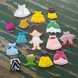 Könnte beinhalten: Ein Set aus Filz-Prinzessinnen-Verkleidungsteilen für Kinder. Das Set enthält eine Vielzahl von Kleidern, Kronen und Accessoires in Rosa, Blau, Gelb, Grün und Weiß.