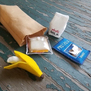 Jouets pour jouets , Nourriture en feutre , Ensemble de jeu pour le déjeuner , Sandwich au fromage bologne , Banane , Bretzels , Boîte de lait , Vendu individuellement ou par lot