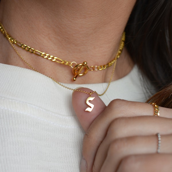 Collar con inicial, collar con letras en inglés antiguo