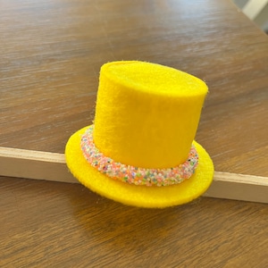 small top hat