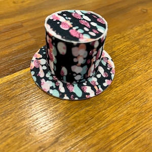 small top hat