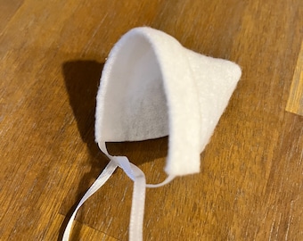 Mini pilgrim bonnet