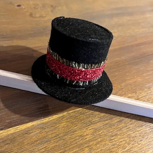 small top hat