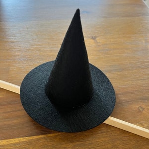 small witch hat