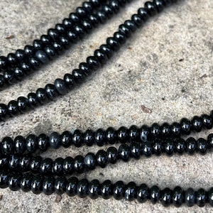6 x 4 mm svarta onyxpärlor i rhondelle. Rhondelle onyxpärlor irländsk leverantör smyckestillverkning hantverkstillverkning