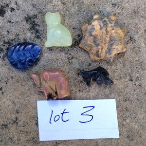 Veel van 5 met de hand gesneden edelsteen dierenbladhanger. Topgeboorde helende kristallen Ierse leverancier. Voor het maken van sieraden. Ambachtelijke goede doelen.