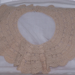Put It On then Take It Off  Classic vintage removable large collar