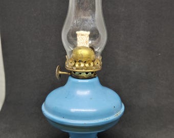 Kleine blauwe metalen olielamp