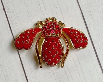 Broche vintage de abeja de plástico rojo acolchado en tono dorado de Joan Rivers. Joyas de Joan Rivers. Ideas de regalos vintage. Broche de abeja de Joan Rivers. Pin de abeja roja.