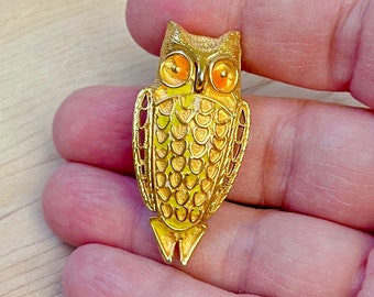 Vintage goudkleurige geel en oranje emaille uilbroche, vintage uilbroche, vintage cadeau-ideeën, uil vogelspeld, uil reversspeld