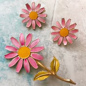 Vintage Accessocraft Signed Pink Enamel Flower Brooch and Clip-On Earring Demi Parure Set, Vintage Pin-Up Flower Brooch Earring Set