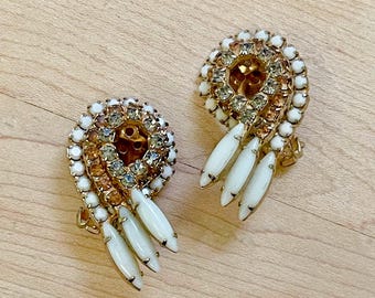 Pendientes de clip vintage con cabujón de cristal de leche blanco y tono dorado, con diseño de espiral de diamantes de imitación. Pendientes de clip estilo pin-up kitsch con diamantes de imitación. Ideas de regalo vintage.