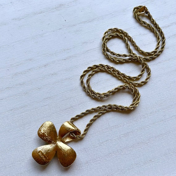 Vintage Avon Signed Gold Tone Flower Pendant Neck… - image 3