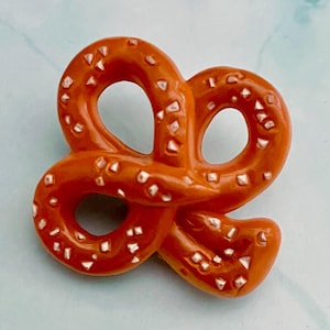 Vintage Hallmark Tan Plastic Twisted Pretzel Brooch, Kitschy Pretzel Pin, Vintage Gift Ideas, Plastic Salted Pretzel Brooch, Food Jewelry