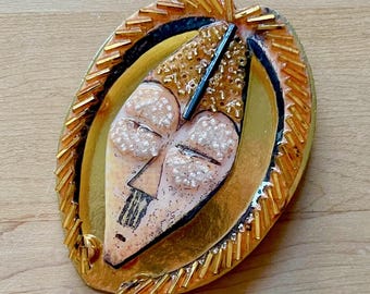 Broche de máscara único de Bonnie Kondor hecho a mano con técnica mixta, broche de máscara hecho a mano personalizado, joyería de máscara, ideas de regalos vintage, joyería de Bonnie Kondor