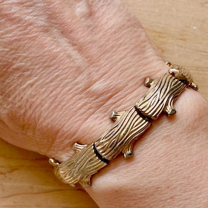 Pulsera vintage Crown Trifari con textura dorada de corteza de árbol y rama. Pulsera Crown Trifari con corteza de árbol y rama. Joyería Crown Trifari.