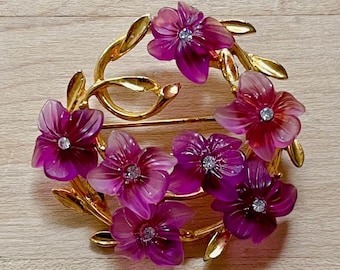 Broche vintage de corona de flores de lucita morada en tono dorado firmado por Arthur Pepper. Joyas de Arthur Pepper. Ideas de regalos vintage. Broche de corona de ART.