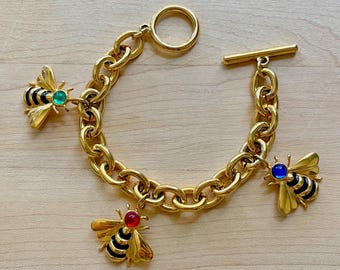 Pulsera vintage de abeja con cabujón rojo, verde y azul de Joan Rivers. Joyas de Joan Rivers. Pulsera con dije de insecto. Ideas de regalos vintage.