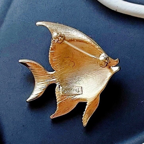 Vintage Trifari Textured Gold Tone Angel Fish Bro… - image 3