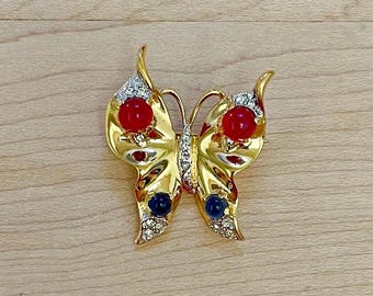 Broche de solapa de mariposa vintage con corona Trifari en tono dorado. Joyas diseñadas por Alfred Philippe. Pin de mariposa de Jewels of India. Ideas de regalos vintage.