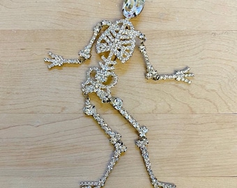 Broche vintage de esqueleto de diamantes de imitación con temática de Halloween en tono plateado, broche de Halloween con extremidades articuladas, joyería vintage de regalo.